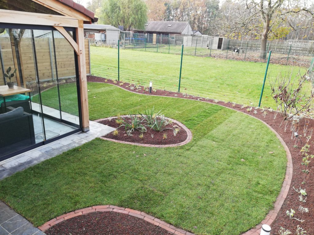 aanleg droomtuin gras planten begroeing tuinarchitect terras veranda groene omgeving